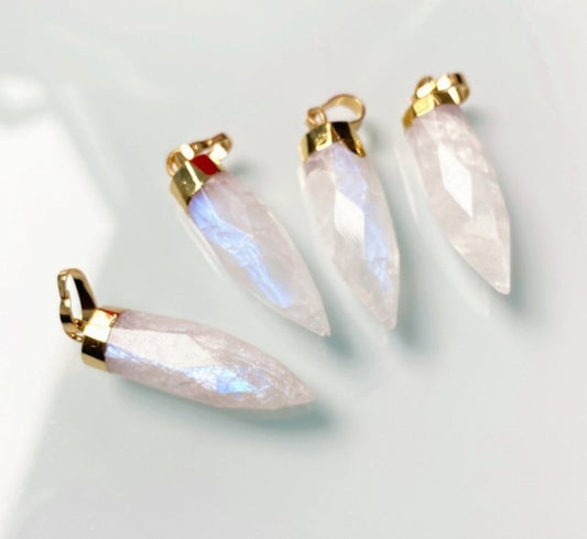 Nye Spike Point Pendel Anheng i Rainbow Moonstone Quartz m/kjede , Gold Electroplated