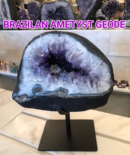 Superflott og stor Brazilian Ametyst Grotte m/ Calcite formasjon , 28x21cm inkl. stativ - ca. 7KG