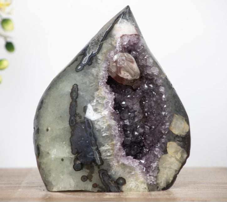 Natural Uruguayan Amethyst Stone Geode m/Calcite Point, 19x16.5cm, FST0036