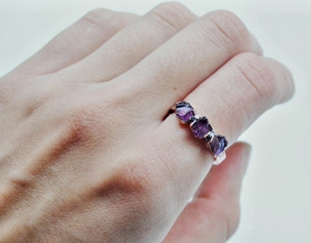 Ny, hÅndlaget rustik RÅ Ametyst Quartz 3 Stone Electroplated Ring