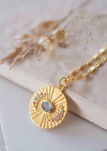 Nytt, vakkert Krystallkjede i et lekkert og Trendy Medallion Design med Moonstone og zirkoner, Gold Filled.