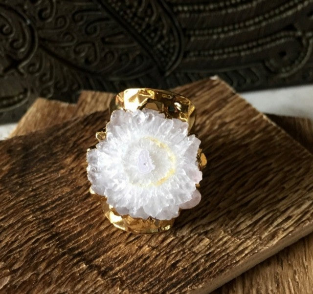 Vakker Hvit Solar Quartz Gold Electroplated Geode Ring