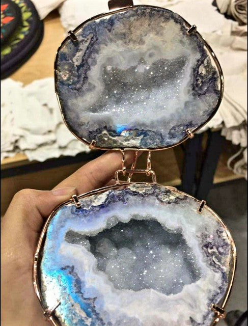 Sparkling Coconut White Quartz Mexican Geode Dekorasjon ( par ) m/gull - innfatning ca. 8cm - 600 gram