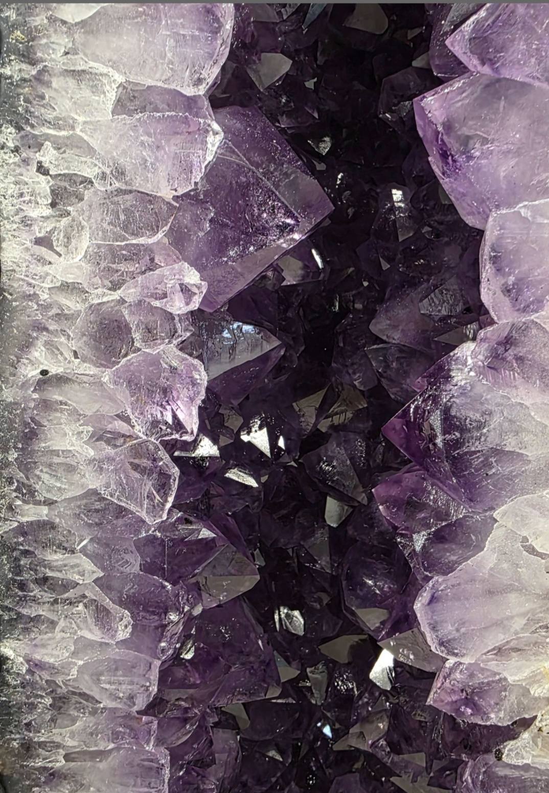 Tall Amethyst Crystal Geode 1102 Premium Queen Grade 17.01kg – H51xW18xD15cm