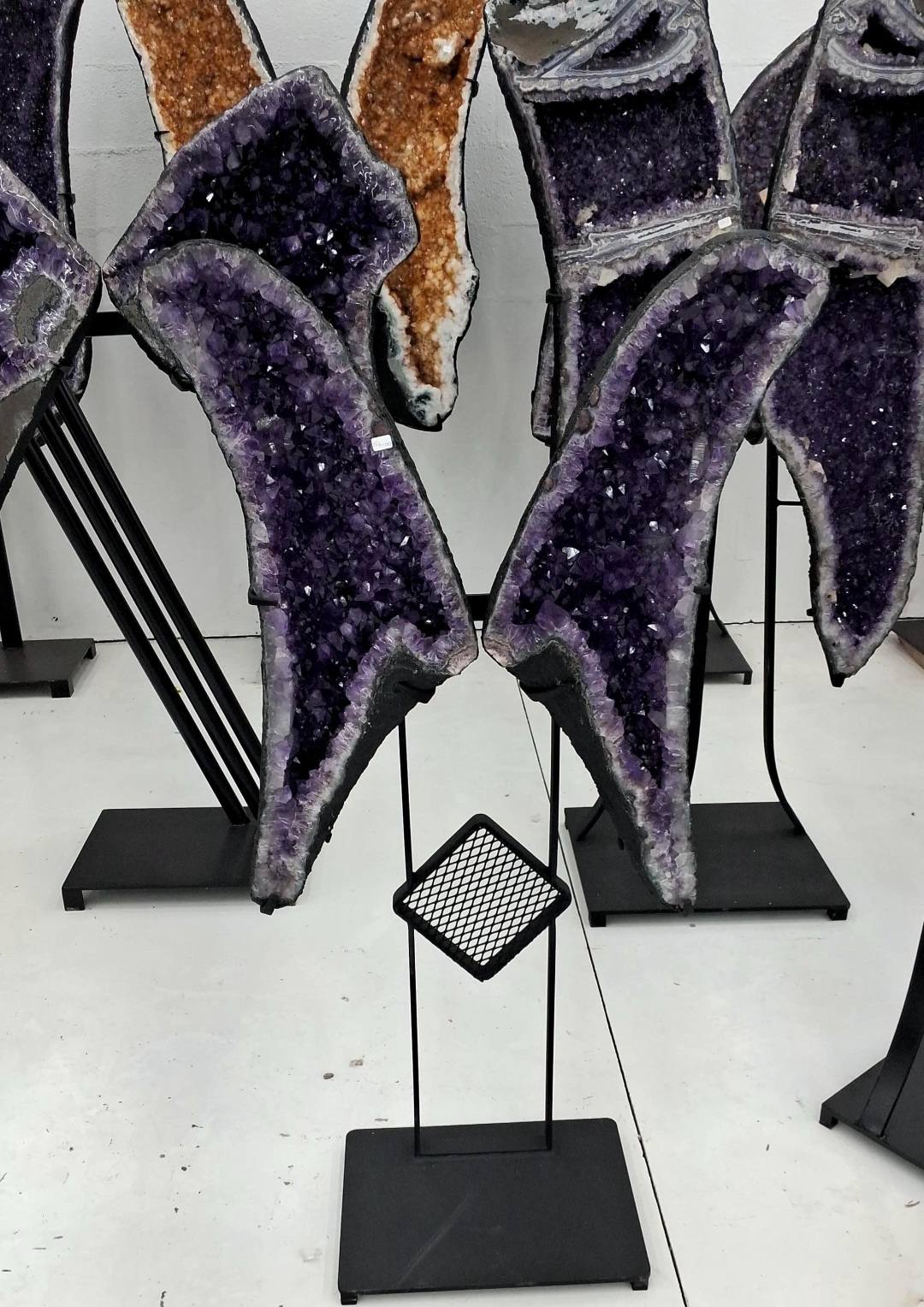 Eksklusiv Brazilian Amethyst Geode Angel – Butterfly Wings 56kg H71xW65cm