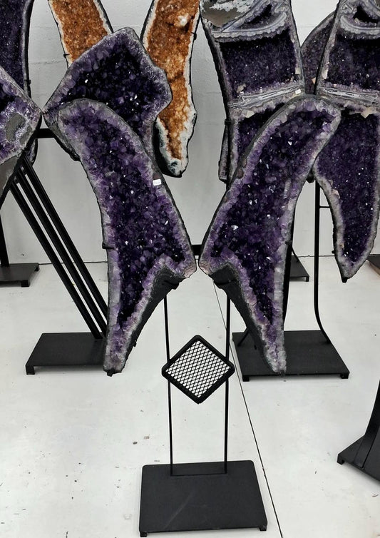 Eksklusiv Brazilian Amethyst Geode Angel – Butterfly Wings 56kg H71xW65cm