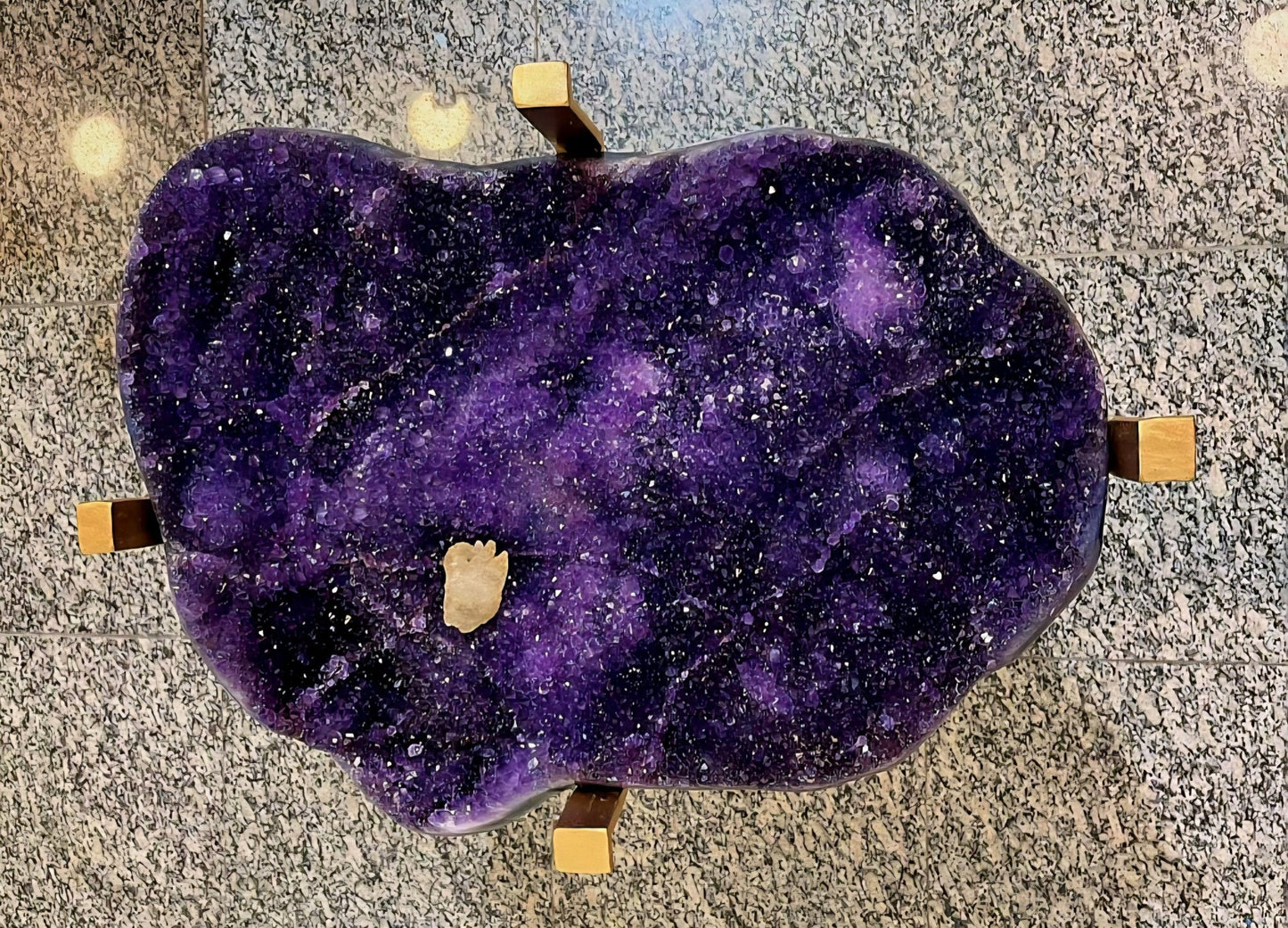 KAMPANJE / HIGH QUALITY BRAZILIAN AMETYST CLUSTER GEODE COFFEE / SOFA TABLE, 31KG - 61x44cm, Høyde 58cm