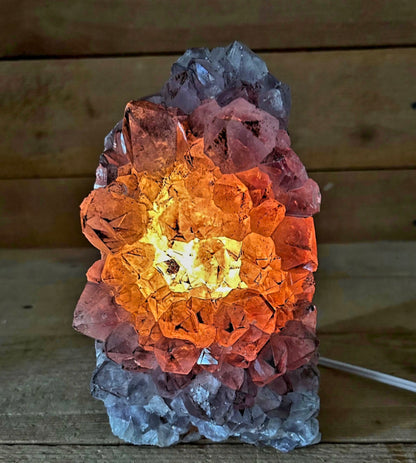 Special Large / Ametyst Rå Kvarts Cluster Lampe fra Brasil, mellom ca. 1.5 -2kg og fra ca. 15cm høyde med led trebase