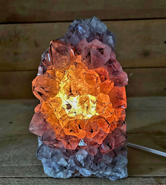 Special Large / Ametyst Rå Kvarts Cluster Lampe fra Brasil, mellom ca. 1.5 -2kg og fra ca. 15cm høyde med led trebase