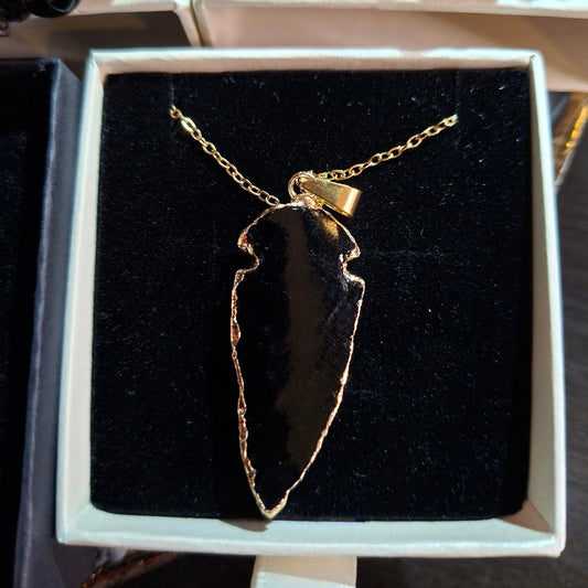 Flotte Sort Obsidian Arrowhead 40x20mm Anheng med kjede, Gold Electroplated, 80cm kjede