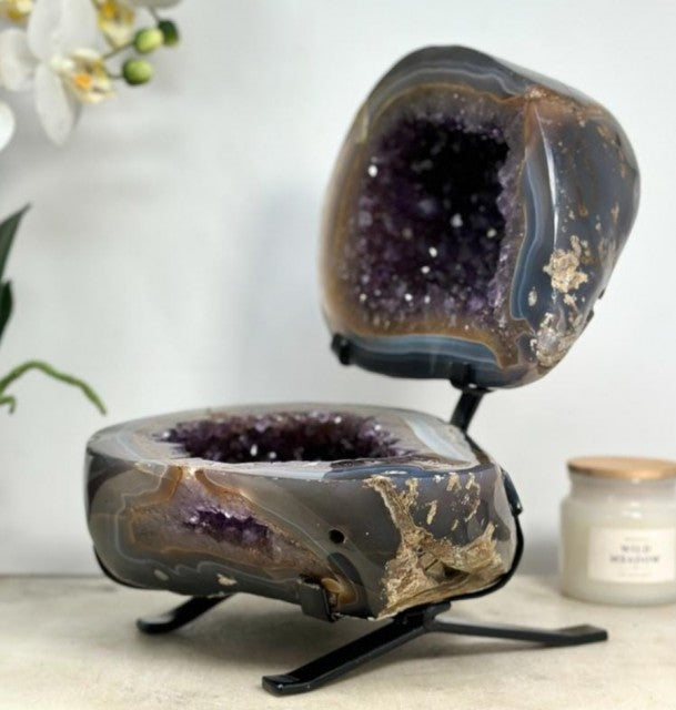 MÅNEDENS UTVALGTE / Beautiful Uruguay Blue Banded Agate & Amethyst Geode inkl. stativ - 6kg - 26.5Hx20Bx13.5cm