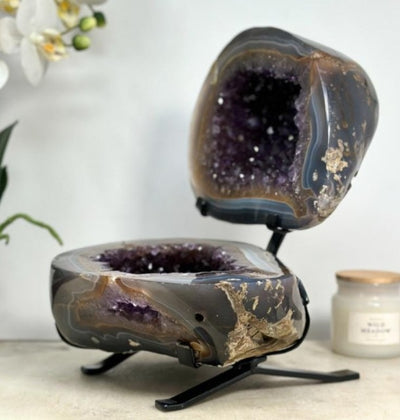 MÅNEDENS UTVALGTE / Beautiful Uruguay Blue Banded Agate & Amethyst Geode inkl. stativ - 6kg - 26.5Hx20Bx13.5cm