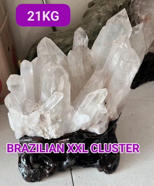 Stort og unikt XXL Brazilian White Quartz Tower Cluster, ca. 21Kg inkl. dekorativ, håndlaget trebase