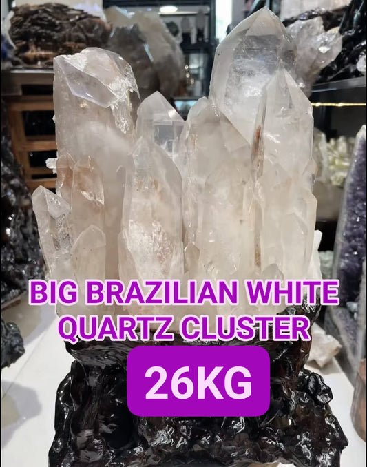 Stort og unikt XXL Brazilian White Quartz Tower Cluster, ca. 26Kg inkl. dekorativ, håndlaget trebase