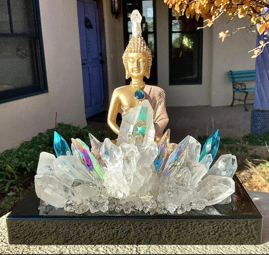 Fantastisk håndlaget Kvarts Krystall Lampedekorasjon i GOLDEN SITTING BUDDHA Design med Aura Quartz , Clear Quartz, " Radiating Sunshine "