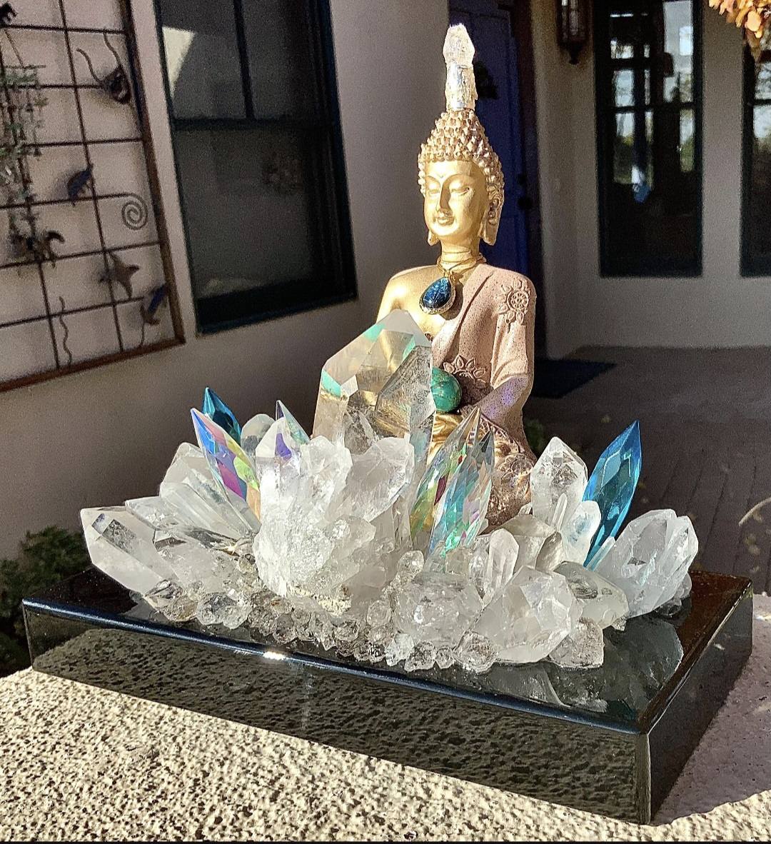 Fantastisk håndlaget Kvarts Krystall Lampedekorasjon i GOLDEN SITTING BUDDHA Design med Aura Quartz , Clear Quartz, " Radiating Sunshine "