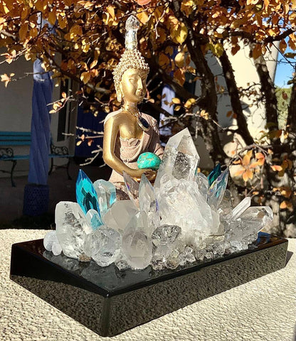 Fantastisk håndlaget Kvarts Krystall Lampedekorasjon i GOLDEN SITTING BUDDHA Design med Aura Quartz , Clear Quartz, " Radiating Sunshine "