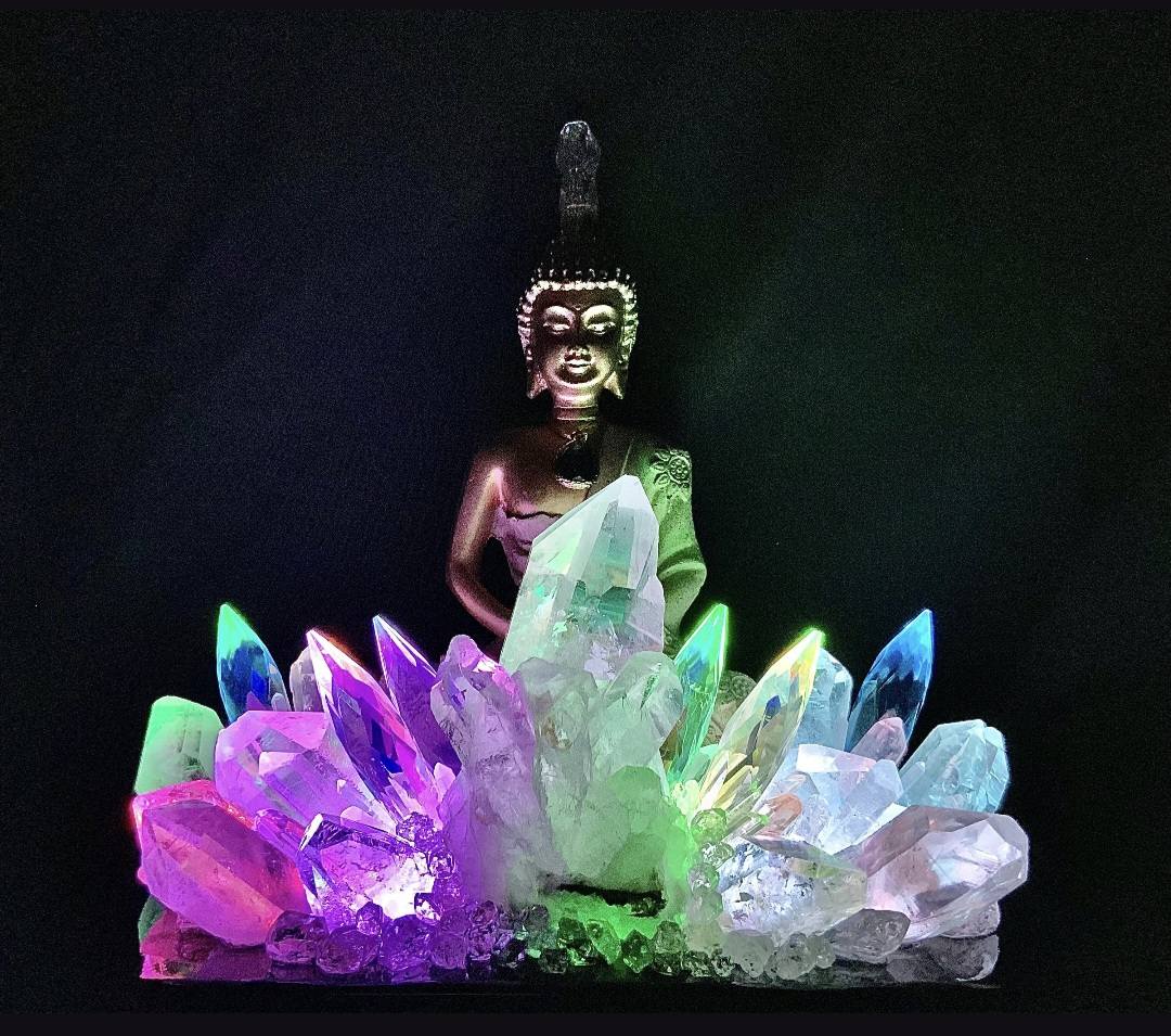 Fantastisk håndlaget Kvarts Krystall Lampedekorasjon i GOLDEN SITTING BUDDHA Design med Aura Quartz , Clear Quartz, " Radiating Sunshine "