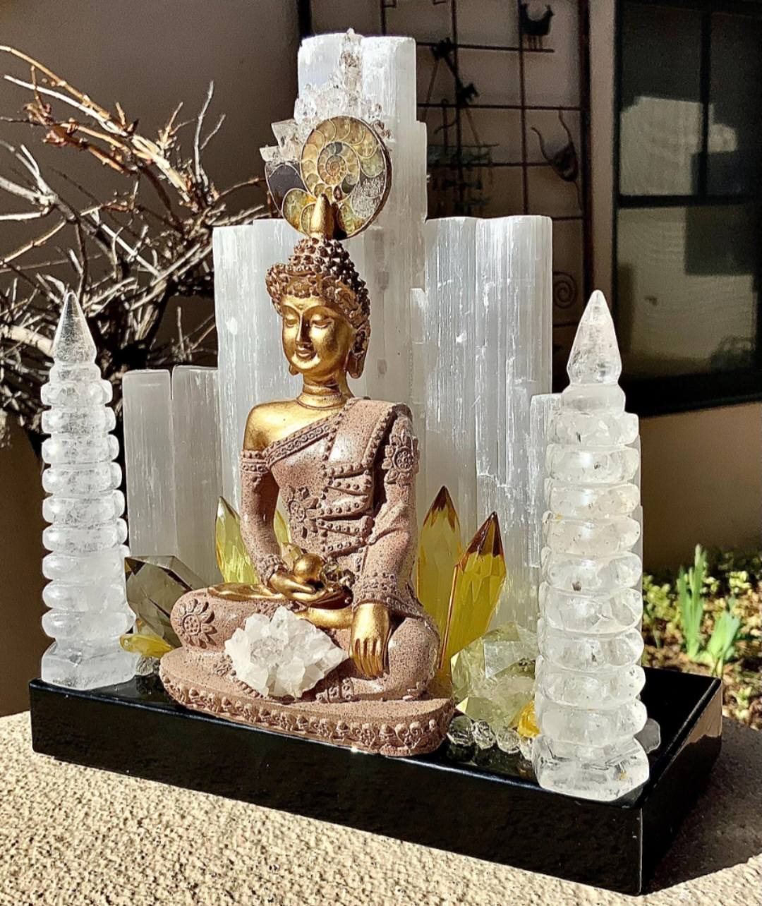 Fantastisk håndlaget Kvarts Krystall Lampedekorasjon " Divine Intervention " med bla. Selenite, Citrine og Clear Quartz , GOLDEN SITTING BUDDHA Design