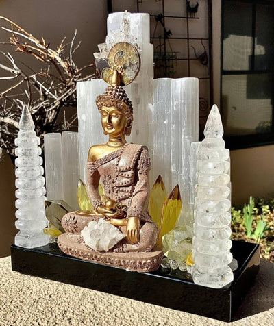 Fantastisk håndlaget Kvarts Krystall Lampedekorasjon " Divine Intervention " med bla. Selenite, Citrine og Clear Quartz , GOLDEN SITTING BUDDHA Design