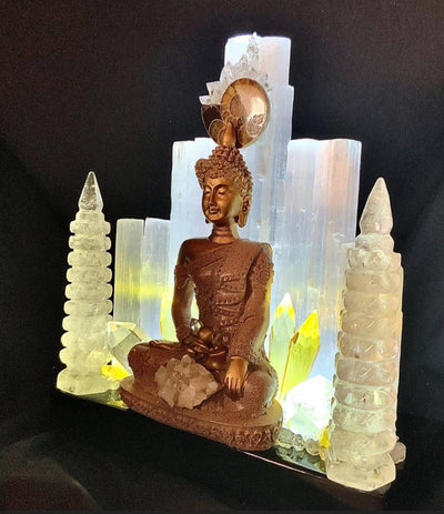 Fantastisk håndlaget Kvarts Krystall Lampedekorasjon " Divine Intervention " med bla. Selenite, Citrine og Clear Quartz , GOLDEN SITTING BUDDHA Design