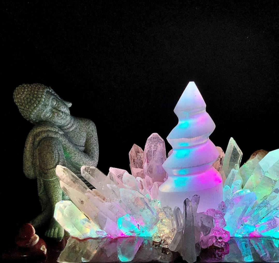 Fantastisk håndlaget BUDDHA Kvarts Krystall Lampedekorasjon " Temple of Divine Growth " med SELENITE, Raw Citrine, Raw Quartz, Clear Quartz