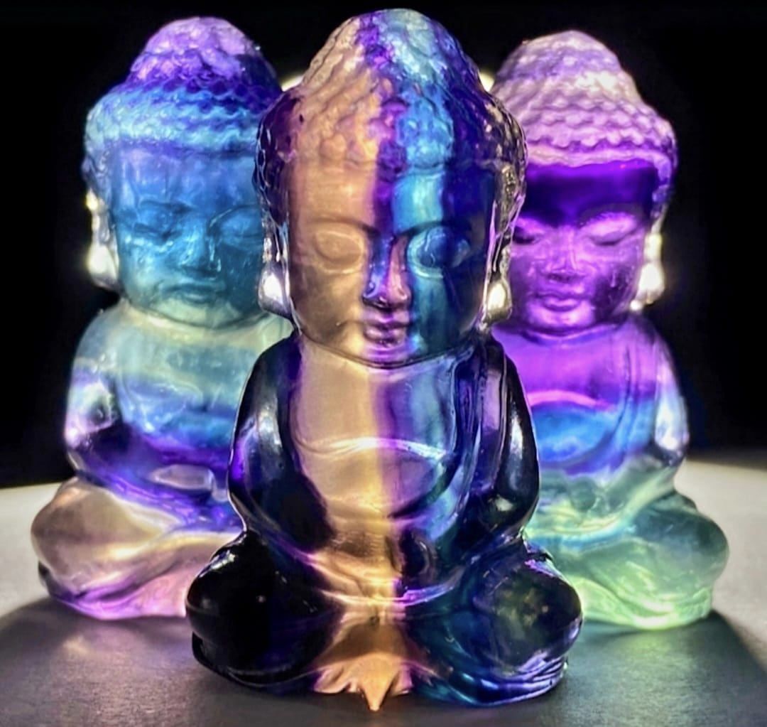 Vakker, hÅndlaget Buddha 10cm Fluorite Rainbow Quartz inkl led trebase m/usb, medium