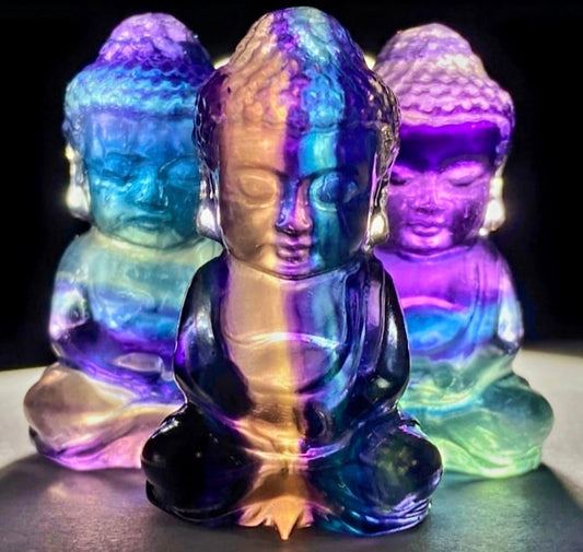 Vakker, hÅndlaget Buddha 10cm Fluorite Rainbow Quartz inkl led trebase m/usb, medium