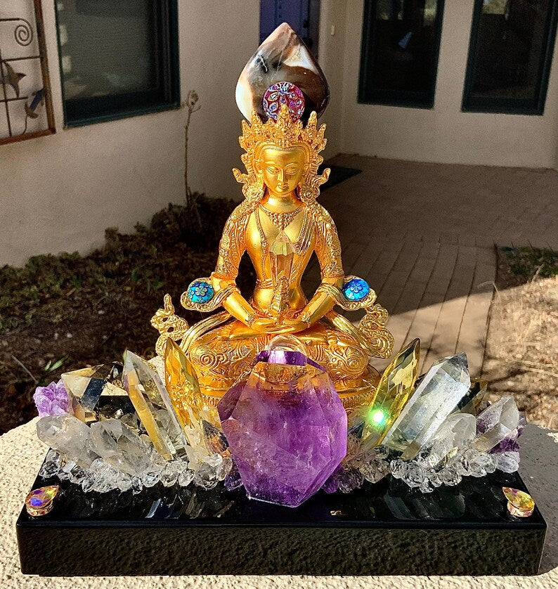 Fantastisk håndlaget Kvarts Krystall Lampedekorasjon i GOLDEN SITTING BUDDHA Design med Ametyst, Citrine, Clear Quartz.