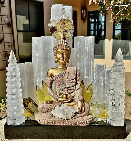 Fantastisk håndlaget Kvarts Krystall Lampedekorasjon " Divine Intervention " med bla. Selenite, Citrine og Clear Quartz , GOLDEN SITTING BUDDHA Design