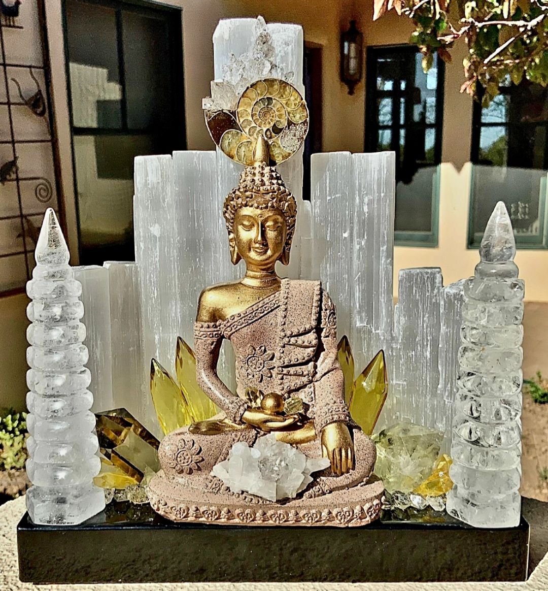 Fantastisk håndlaget Kvarts Krystall Lampedekorasjon " Divine Intervention " med bla. Selenite, Citrine og Clear Quartz , GOLDEN SITTING BUDDHA Design