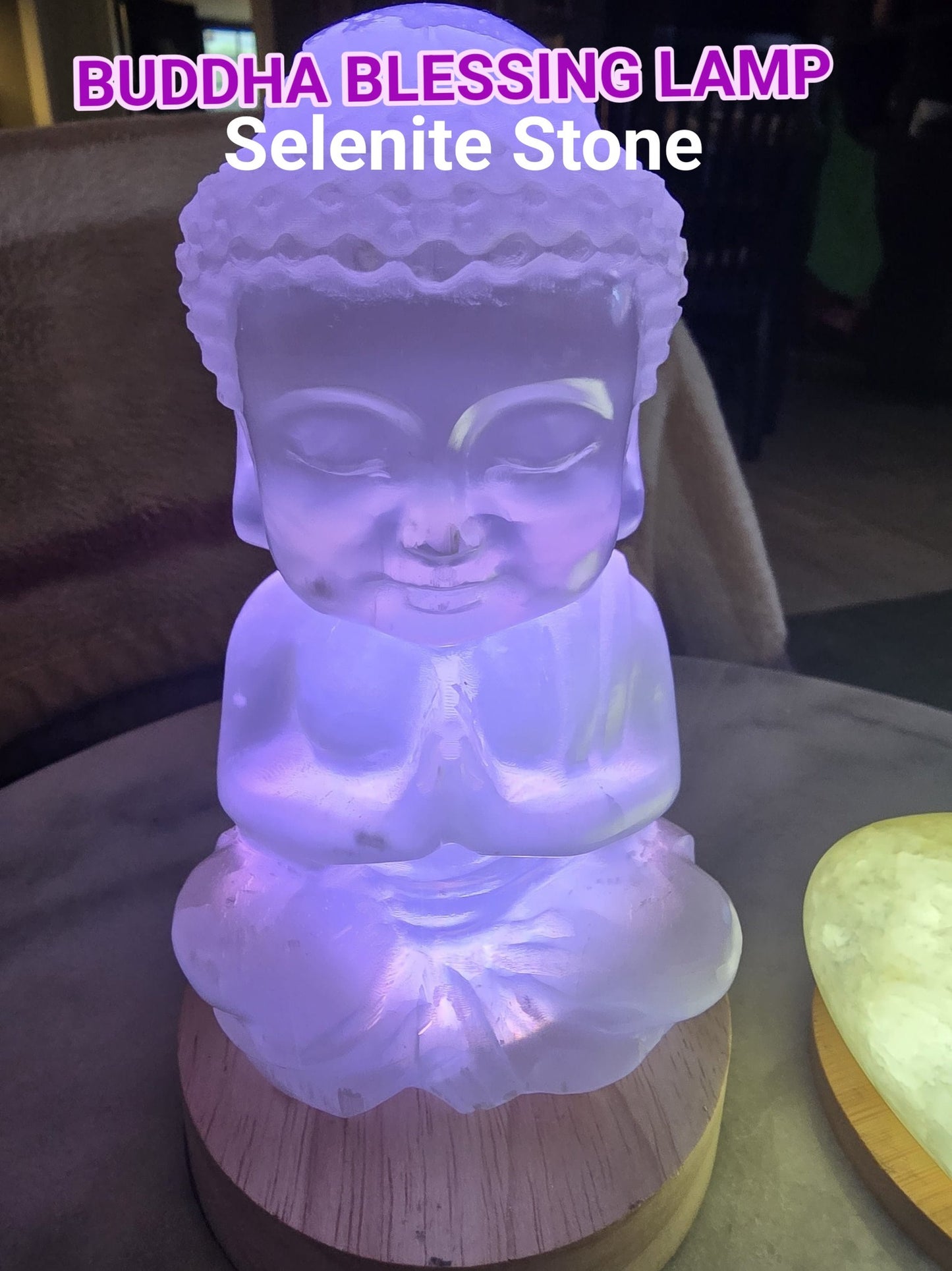 Superflott, vakker og stor Selenitt Buddha m/Led Trebase og lysjustering ca. 15cm