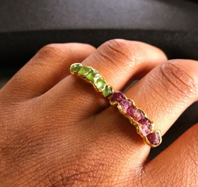 Ny, hÅndlaget rustik RÅ Peridot 5 Stone Rosegull Ring