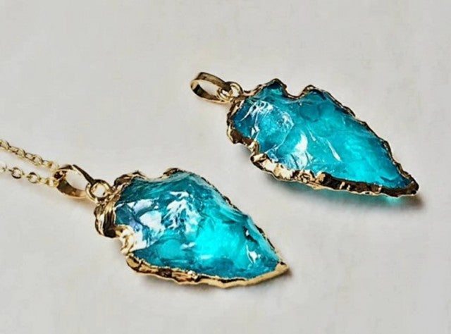 Vakre AQUA BLUE QUARTZ Arrowhead med kjede, Gold Electroplated