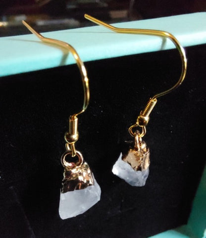 Elegante og enkle øredobber i Ice Cube Drop Design, Goldplated - Raw Clear Quartz, Small Size