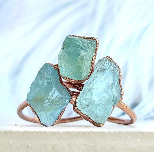 Ny, hÅndlaget Rustik Ring med Aquamarin RÅkrystall, Electroformed  Rose Kobber