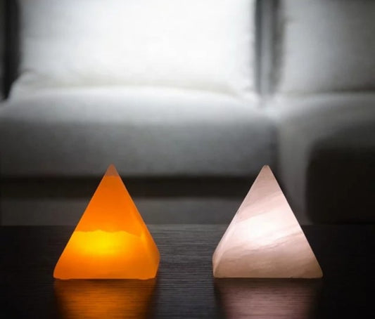 Selenitt Lampe i Pyramide design, oppladbar USB Large, 11cm