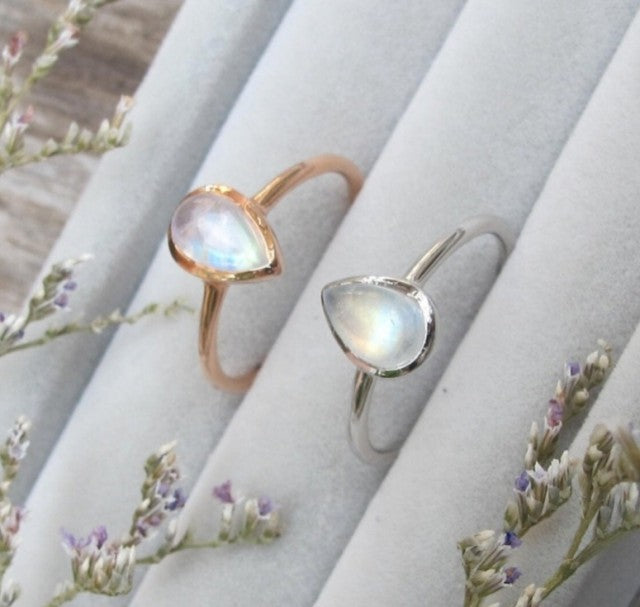 Vakker, enkel og hÅndlaget designring med liten mÅnesten i 18K Gullplated ( 8x6mm) drÅpeform