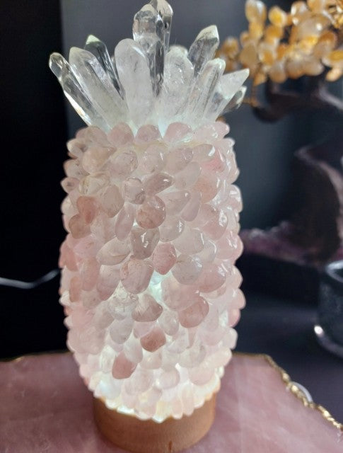 Nyhet / Ny, stor og hÅndlaget " Pineapple " Crystal Rose Quartz Ledlampe med Decor..