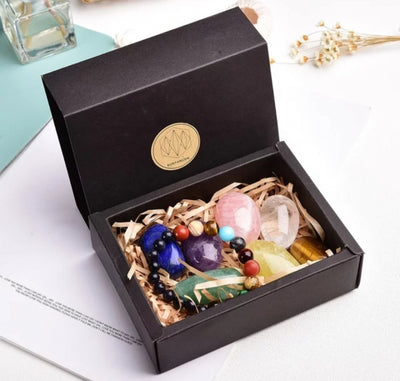 Nye Chakra sett med 7 mellomstore stener og Chakra ArmbÅnd i gavepakning