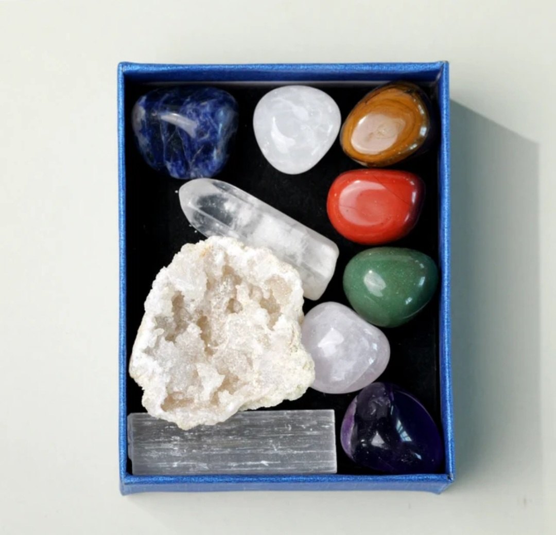 Nytt Chakra Sett med m/ Hvite Quartz Geode + 7 pcs 20mm Chakra tromlede stener , Selenite, Clear Quartz Point