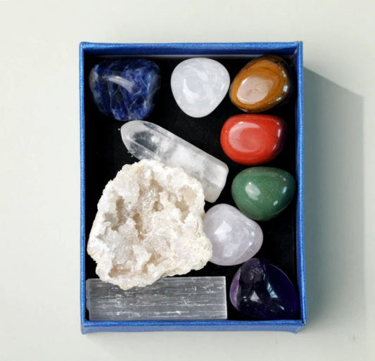 Nytt Chakra Sett med m/ Hvite Quartz Geode + 7 pcs 20mm Chakra tromlede stener , Selenite, Clear Quartz Point