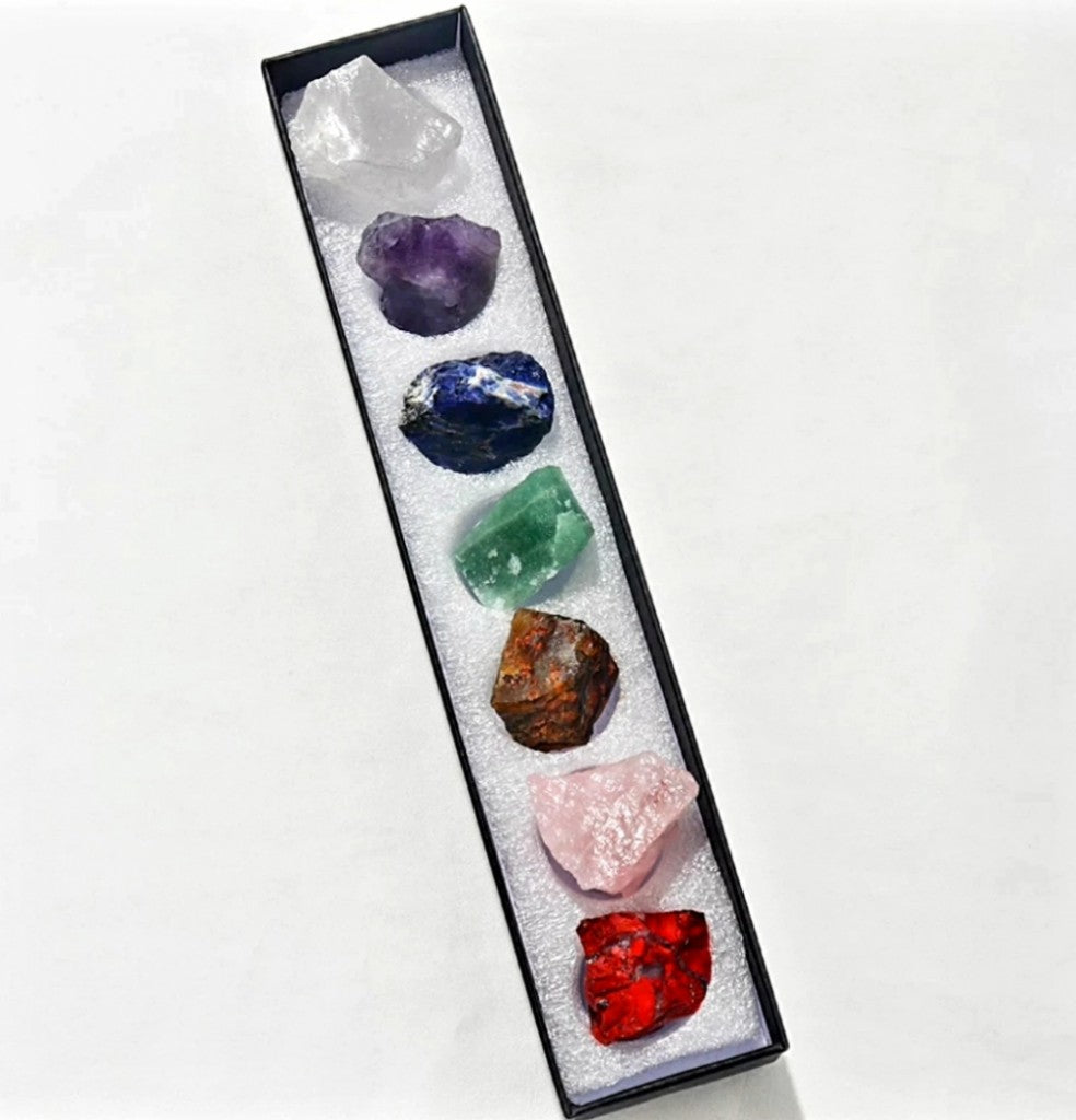 7 deler Chakra Krystallsett m/råstener i gaveeske