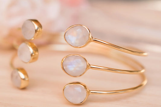 CILA Design Armbånd w/ MOONSTONE , 6 Stone Design, Gold Electroplated
