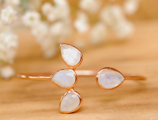 CILA Design Armbånd w/natural Moonstone stones, 4 blade Design, Gold Electroplated