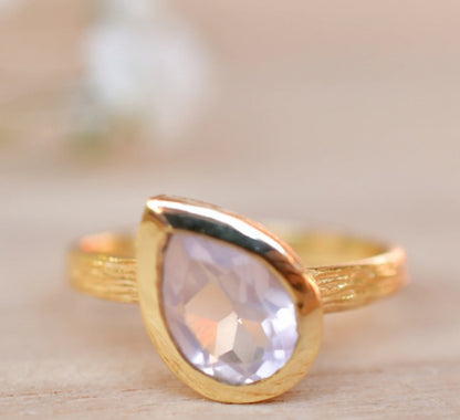 Vakker, enkel og håndlaget Beatriz Rose Quartz designring i 18K Goldplated i dråpeform ( 8x6mm )