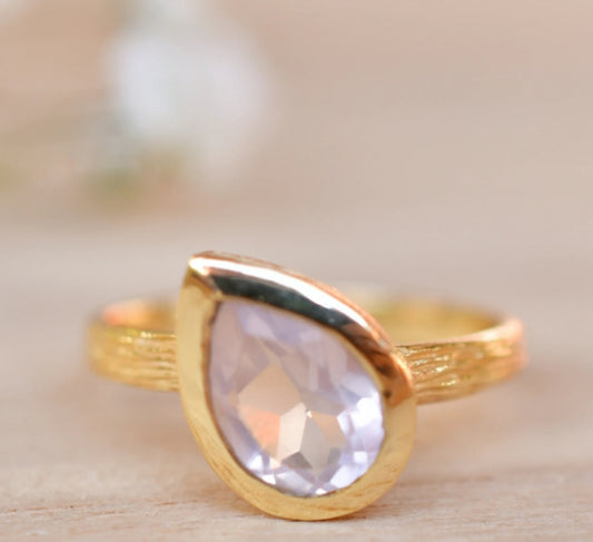 Vakker, enkel og hÅndlaget Beatriz Rose Quartz designring i 18K Goldplated i drÅpeform ( 8x6mm )
