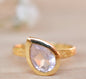 Vakker, enkel og håndlaget Beatriz Rose Quartz designring i 18K Goldplated i dråpeform ( 8x6mm )