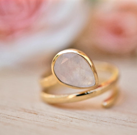 HÅndlaget, Designring med liten drÅpeformet Moonstone sten,  18 K Gold Electroplated