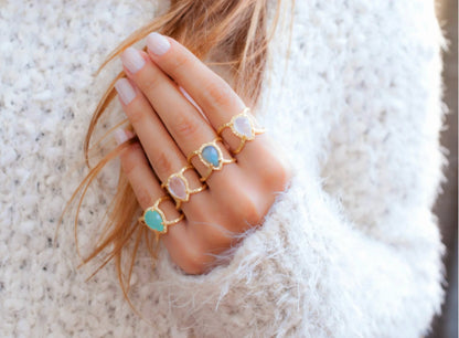 Ny og vakker, enkel håndlaget " RACHEL " Gold Vermeil m/ Moonstone